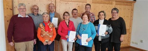 Für lange Jahre Treue wurden zahlreiche Mitglieder geehrt (von links): Vorsitzender Michael Zeisler, Geschäftsführer VdK KV Rosenheim Dieter Störmann, Theresa Lohberger, Josef Gropper (40 Jahre), Edith Papp Mayle (zehn Jahre), Helmut Fritz (zehn Jahre), Gisela Niedermeier (40 Jahre), Wolfgang Romig (zehn Jahre), Elfriede Dangl (40 Jahre), Vize-Vorsitzende Dagmar Levin-Feltz. Foto  Gilk