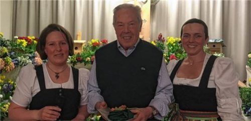 Für seine Vereinstreue ausgezeichnet: Alfred Rinser wird von Maren Schnitzlbaumer (links) und Christa Wick geehrt.