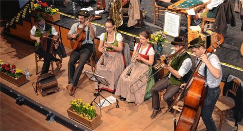 Gaben den Auftakt des Abends: die „Blechscheidlmusi“ mit frischem harmonischem Klang. Fotos Sedlbauer