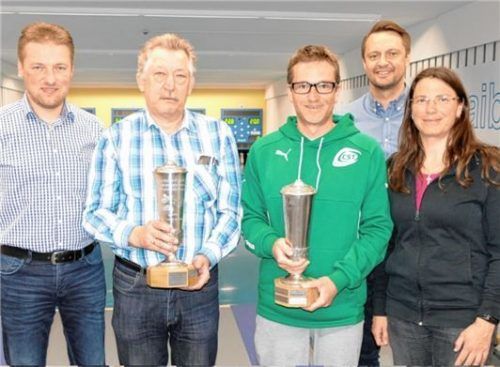 Gebietsverkaufsleiter Martin Berger übergab den von der Toerring-Brauerei gestifteten Wanderpokal an Alfons Haindl vom SV Aschau (von links); Stefan und Petra Lang nahmen für die Nigu Chemie-Hobbykegler den von der Stadt gestifteten Wanderpokal vom Sportreferenten Andreas Marksteiner (hinten) entgegen.Fotos Bachmaier