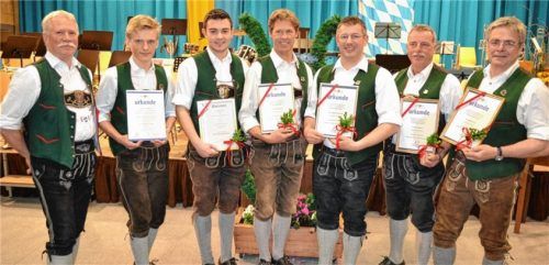 Geehrt wurden von Martin Obermair (links) vom Musikbund Inn-Chiemgau: Sebastian Wolf, Leistungsabzeichen in Bronze, Martin Kurz, Leistungsabzeichen in Gold, Markus Gstatter und Martin Schweinsteiger mit Ehrenzeichen in Silber für 25 Jahre Mitgliedschaft, Franz Zaglacher mit Ehrenzeichen in Gold für 50 Jahre Mitgliedschaft, sowie Sebastian Kurz. Er erhielt die Dirigentennadel in Gold für 25 Jahre Kapellmeister.Foto lotter