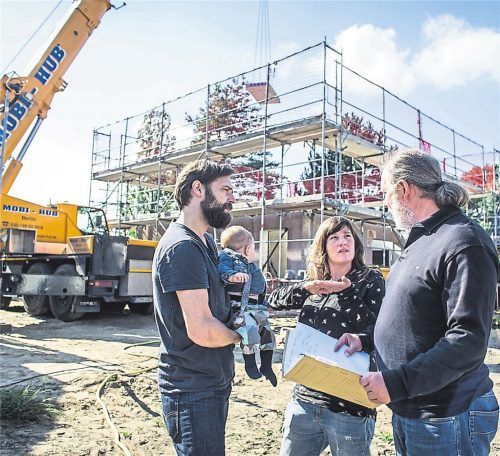 Geld sparen ist das Ziel: Viele Bauherren wollen hohe Handwerkerkosten umgehen – aber das kann schiefgehen. Fotos dpa/Klose/tmn