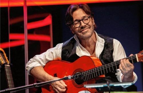 Genie an sechs Saiten: Al Di Meola begeisterte mit Jazz und Latin Music.Foto  eschenfelder