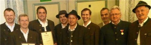 Georg Reiter, Georg Huber, Georg Antretter, Martin Grad, Vorstand Florian Geyer, Stefan Hadersdorfer, Markus Gschwendtner, Pius Graf und Zweiter Vorsitzender Sebastian Schwaiger (von links) bei der Ehrung.