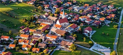 Gerade auf dem Samerberg – die Luftaufnahme zeigt Törwang – kommt es auf eine gute Baukultur an. Ein Leader-Projekt soll die Gemeinde dabei unterstützen.Foto  R. Nitzsche