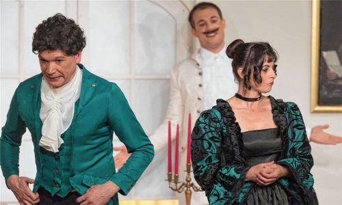 Gestörte Turteltauben: Das unvermutete Auftauchen des Friseurs Marquis (Matthias Feichtner, hinten) unterbricht das Anbandeln zwischen Titus (Thomas Feichtner) und Kammerfrau Constantia (Claudia Schlemer). Foto Berger