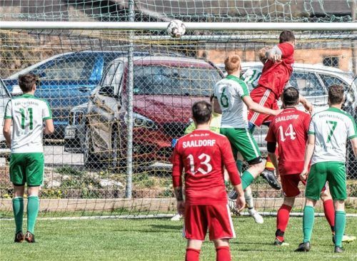 Glück für die SG RRG: Saaldorfs Felix Großschädl trifft nach seinem Kopfball nur den Pfosten. Foto  Wimmer