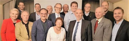 Glückwunsch an die Jubilare (von links): Oberbürgermeisterin Gabriele Bauer, Andreas März (zehn Jahre), Johannes John (50 Jahre), Florian Ludwig (20 Jahre), Winfried Dinglreiter (40 Jahre), Alfred Linke (60 Jahre), Johanna Grimm (40 Jahre), Dr. Thomas Huber (20 Jahre), Dominik Gasch (20 Jahre), Martin Kreuzinger (zehn Jahre), CSU-Kreisvorsitzender Herbert Borrmann, Christoph Huber (60 Jahre), Josef Engelhardt (50 Jahre), Dr. Wolfgang Bergmüller und CSU-Ortsvorsitzender Daniel Artmann. Foto re