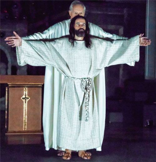 Gott Vater (Stephan Trost) geht mit Jesus (Werner Hofmann) in den Tod. Mit dieser bewegenden Szene endet das Auferstehungsspiel „Vom Leben Jesu“ in Aschau.Foto berger
