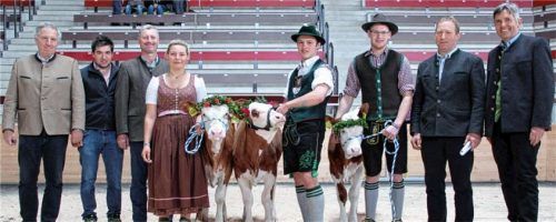 Gratulation für die Sieger: Die (von links) Preisrichter Franz Gasteiger und Korbinian Rödig, der Rosenheimer Kreisobmann Josef Bodmaier, (von rechts) Landwirtschaftsamtsleiter Wolfgang Hampel und der Miesbacher Zuchtverbandsvorsitzende Johann Rauchenberger freuten sich mit den Siegern der Kälbervorführung Rupert Gießibl, Dominikus Tafertshofer und Josefine Benesch.
