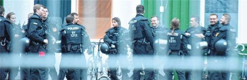 Großaufgebot: 180 Polizisten statteten zwei Asylbewerberunterkünften in Rosenheim einen Besuch ab. Fotos  simeth