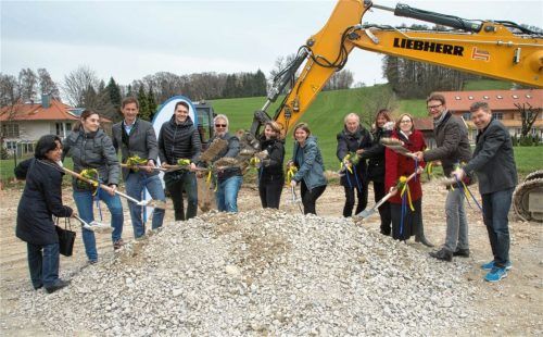 Großes Aufgebot beim Spatenstich für das Wohnquartier Eglwies (von links): Olga Mittermayer, die das Grundstück zur Verfügung gestellt hat, Katrin Biehl vom Ingenieurüro Vogt, Architekt Josef Riefer, Statiker Wolfgang Stummer, Wolfgang Thaler (Elektroarbeiten), Isabella Kusche und Natascha Ortner vom Planungsbüro Püschel, Jürgen Ongert, Aufsichtsrat der Maro-Genossenschaft, Maro-Projektleiterin Sabine Lenk, Inge Schmidt-Winkler, Vorstand der Maro, Bürgermeister Jürgen Seifert und Rainer Küblbeck von Pumpfer Bau. Foto Berger