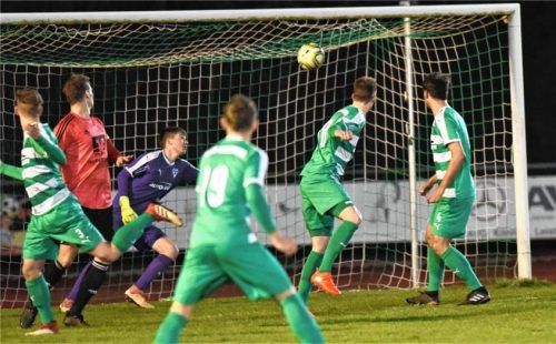 Grün-Weiße Überzahl, dennoch landet der Ball zum 0:1 im SBR-Gehäuse.Foto Ziegler