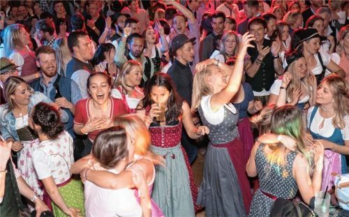 Gute Stimmung ist garantiert: Bei der Wirtshausroas sorgen über 25 Bands und Kapellen für Stimmung. Das Publikum findet‘s klasse!