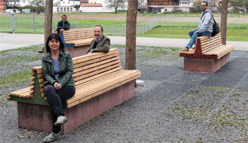 Haben schon einmal Platz genommen auf den neuen Bänken, die die Schüler der Deutschklasse der Pauline-Thoma-Schule in einem Projekt gestaltet haben: (von links) Sozialpädagogin Silvia Baumann, Projektleiter Michael Zuber, Rektor Markus Rinner und Lehrer Christian Krieger. Foto Weinzierl