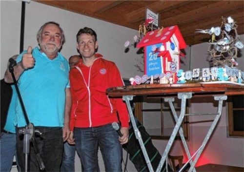 Hans Hölzl von den 60er-Freunden überreichte Bayern-Präse Johannes Wastlhuber ein Geschenk.Fotos  fill