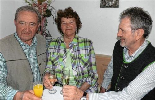 Hans und Agathe Ortmaier (von links) feiern diamantene Hochzeit, Bürgermeister Jakob Bichlmaier gratulierte.
