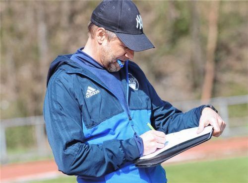 Hat alles auf dem Zettel: Ampfings Trainer Jochen Reil, jetzt müssen es seine Spieler nur noch umsetzen. Foto  Buchholz