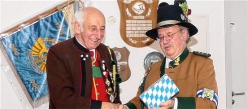 Hauptmann Willy Schmidt überreicht Josef Entner den Bayerischen Löwen.Foto re