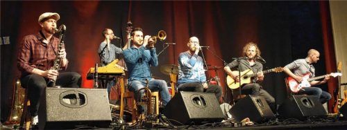 Heimatlich und dabei folklorefrei: Die Band „Dreiviertelblut“ bei ihrem Auftritt im Rosenheimer Ballhaus.Foto Friedrich