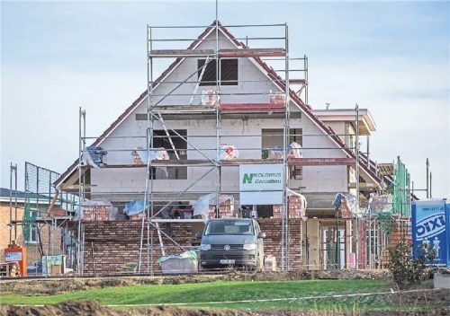 Her mit den Häusern: In Deutschland greift der Immobilien-Boom immer mehr auf ländliche Regionen über – weil die Preise in den Städten zu überhitzen drohen. Foto dpa/Büttner