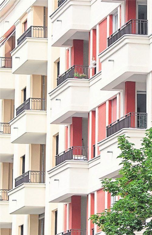 Hier kann nicht jeder Bewohner einfach streichen, wie er will. Denn die Balkone gehören meist allen Eigentümern. Foto dpa/Warnecke