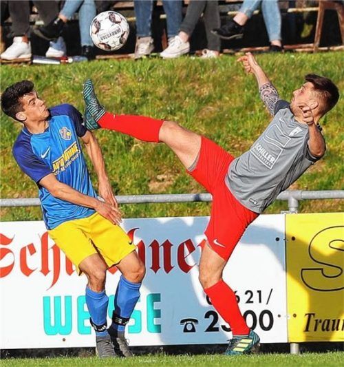 Hoch das Bein: Peterskirchens Kilian Spiel (links) gegen Priens Michael Feistl. Foto  Butzhammer