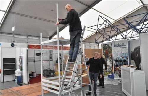 Hoch hinaus geht es jetzt auf der Messe Rosenheim. Der Aufbau lief bis zuletzt auf Hochtouren. Foto  schlecker