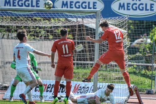 Hoch, höher, Einsiedler: Der 1860-Angreifer köpft hier zum 2:0 ein.Fotos Ruprecht