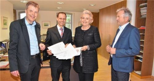 Ihre Forderungen, die 120 Bürger aus Happing unterzeichnet haben, übergaben Andreas Franke (links) und Markus Beer (rechts) an Gabriele Bauer und Helmut Cybulska.Foto re