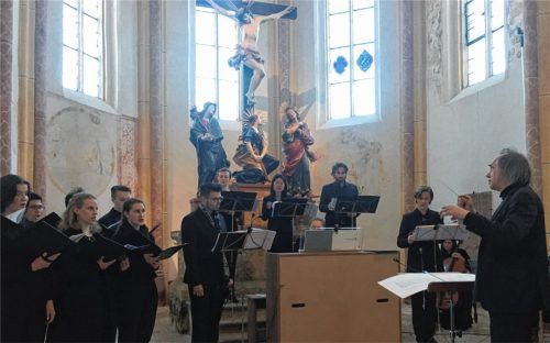 Im Leiden Christi das Leiden der Menschen erkennen: Michael Frohnmeyer dirigiert Arvo Pärts „Passio“ in der Heilig Kreuz-Kirche in Burghausen. Foto hONERVOGT