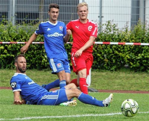 Im Sommer 2018 in einem Testspiel gegeneinander, ab sofort im Rahmen der bestehenden Kooperation noch mehr miteinander: Der TSV 1860 Rosenheim und die SpVgg Unterhaching. Der Rosenheimer Maximilian Mayerl gegen Jim-Patrick Müller (Unterhaching) und Marc Endres (am Boden). Foto  Fehrmann