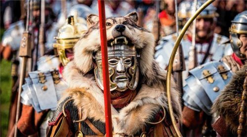 Im Sommer dreht Bayerns größtes Römerfest auf dem Gelände des ehemaligen römischen Kastells „Abusina“ die Zeit zurück. Tourismusprojekt Römerspuren/Bad Gögging/Pieknik