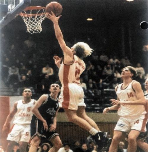 Im Trikot der DJK Würzburg: Christian März punktet und Dirk Nowitzki (rechts) beobachtet.