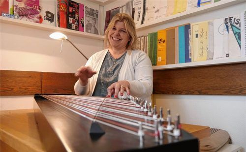 In dem Wartezimmer in der ehemaligen Zahnarztpraxis ihres Vaters unterrichtet Rosalyn Sabo heute Zither.Foto  vähning