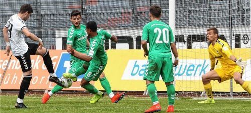 In der Nachspielzeit des ersten Durchgangs erzielte Andrija Bosnjak den Führungstreffer für Burghausen. Foto  Butzhammer