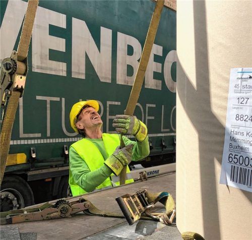 Ist die Ladung richtig gesichert? Lkw-Fahrer Herbert Schneider prüft noch einmal die Sicherungsgurte, mit denen die schweren Papierrollen im Laderaum befestigt sind, bevor´s los geht. Fotos blaas