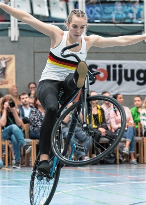 Jana Pfann von der Soli Bruckmühl beim Damensitzsteiger rückwärts freihändig – der Balanceakt im Kunstradsport schlechthin. Sie erzielte in der Vorrunde wie im Finale jeweils den ersten Platz.Foto Dandl