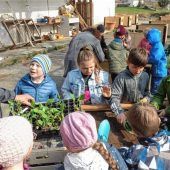 Schüler tauschen Füller gegen die Gartenschaufel