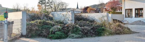 Jeden Tag war die Grüngutsammelstelle in Aschau ohne Einschränkung geöffnet. Jetzt ist das Gelände eingezäunt. Denn: Im Vergleich zu anderen Kommunen wurde die vierfache Menge an Grüngut abgeliefert. Gewerbliche hätten nachts ihr Grüngut kostenfrei entsorgt. Und immer wieder wurde auch Eisen und Bauschutt abgeladen.Foto  hpf
