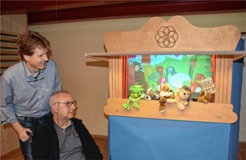 Joachim Gössler von „Theakrino“ (links) und Herbert John zeigten sich begeistert vom Bühnenbild, das von den Kindern gestaltet wurde.Foto Ruprecht