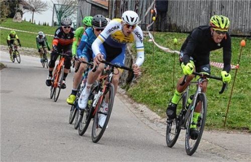 Johannes Weber (Zweiter von rechts) beim Rennen.