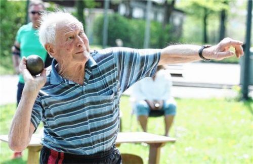 Josef Riedl vom TuS Bad Aibling siegte in Moosach im Kugelstoßen der Senioren M85.Foto  Stuffer