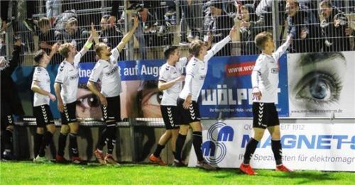 Jubel bei Burghausens Spielern und Fans. Foto Butzhammer