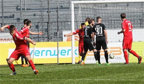 Jubel bei den Sechziger-Spielern nach dem 2:0 durch Georg Lenz.Fotos Buchholz