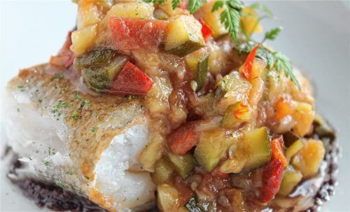 Kabeljau war früher der klassische Fisch zu Karfreitag. Hier in Kombination mit einem mediterranen Ratatouille.