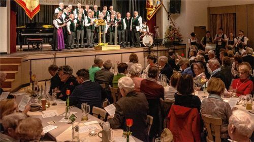 Kann auch im 110. Jahr seines Bestehens mit dem Frühjahrskonzert einen Saal noch füllen: der Männergesangverein Schloßberg.Fotos Thomae