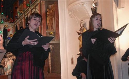 Katja Stuber (Sopran, links) und Ulrike Malotta (Mezzosopran) in der Aschauer Pfarrkirche.Foto  kirchner