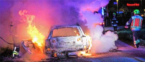 Keine Szene aus einem Action-Film: das brennende Auto der Krähenfuß-Bande bei Wien im April 2019. Die Täter hatten es selbst angezündet.Fotos FFw Guntramsdorf