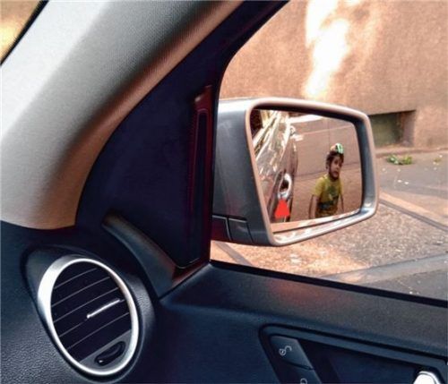 Kind gesichtet: Beim Pkw ist der tote Winkel recht klein. Bei Bussen und Lkw sieht die Sache leider anders aus. Foto TÜV Rheinland/mid/akz-o